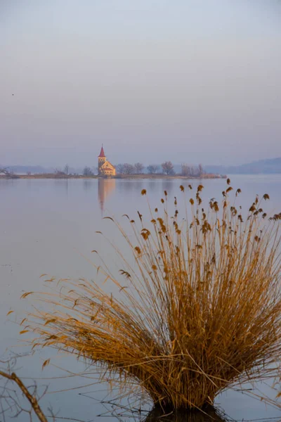 Λίμνη Musov Την Εκκλησία Του Αγίου Linhart Στο Musov Νότια — Φωτογραφία Αρχείου