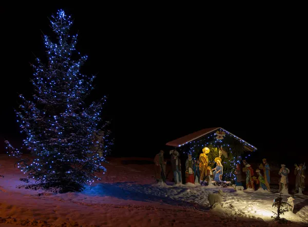 雪に覆われた屋外のクリスマスの装飾 — ストック写真