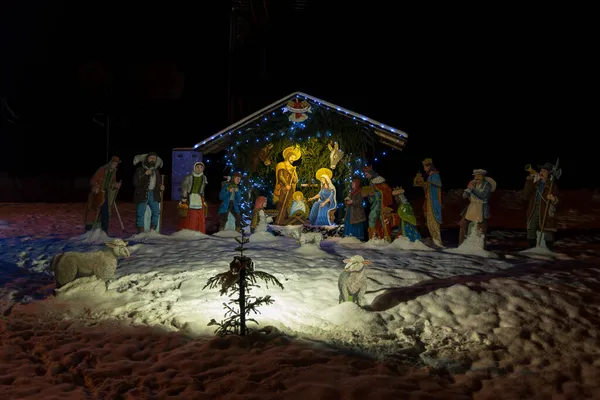 Vánoční Dekorace Venku Pokryté Sněhem — Stock fotografie