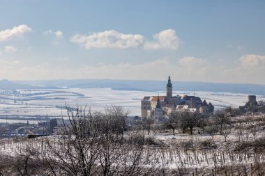 Mikulov şatosu ve üzüm bağı olan eski bir kasaba, Znojmo bölgesi, Güney Moravya, Çek Cumhuriyeti