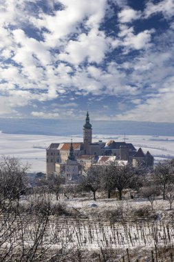 Mikulov şatosu ve üzüm bağı olan eski bir kasaba, Znojmo bölgesi, Güney Moravya, Çek Cumhuriyeti