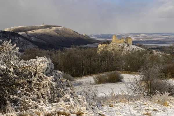 Zimowy Krajobraz Palawy Ruinami Sirotci Hradek Morawy Południowe Czechy — Zdjęcie stockowe