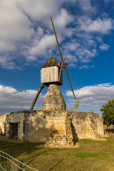 Montsoreau Yakınlarındaki Tranchee Vineyard Yel Değirmeni Pays Loire Fransa — Stok fotoğraf