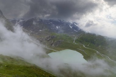 Steinsee, Urner Alpleri, Bern Kantonu ve İsviçre 'nin tipik İsviçre Alp Dağları manzarası