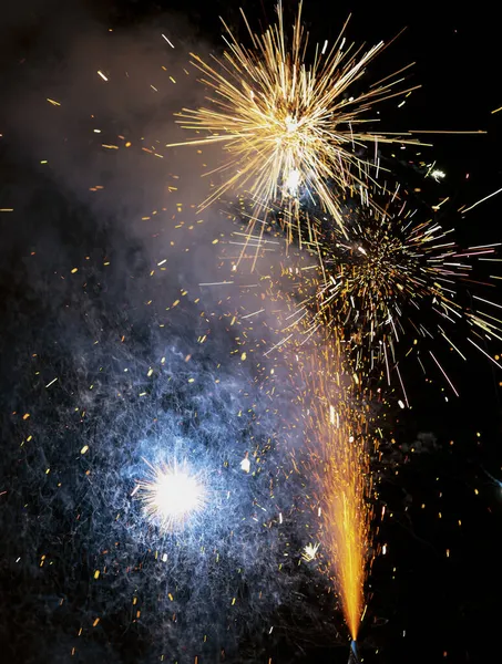 Πυροτεχνήματα Στον Ουρανό Βράδυ Κατά Διάρκεια Εορτασμού Για Νέο Έτος — Φωτογραφία Αρχείου