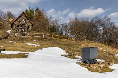 15. yüzyıldan 19. yüzyıla kadar Erzgebirge Dağları 'nın madencilik bölgesinin bir parçası olan UNESCO Dünya Mirası bölgesi Mednik Tepesi.