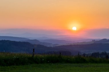 Günbatımında arka planda Dev Dağlar olan manzara, Çek Cumhuriyeti
