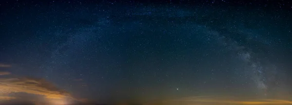 Yazın Samanyolu Ile Gece Gökyüzü — Stok fotoğraf