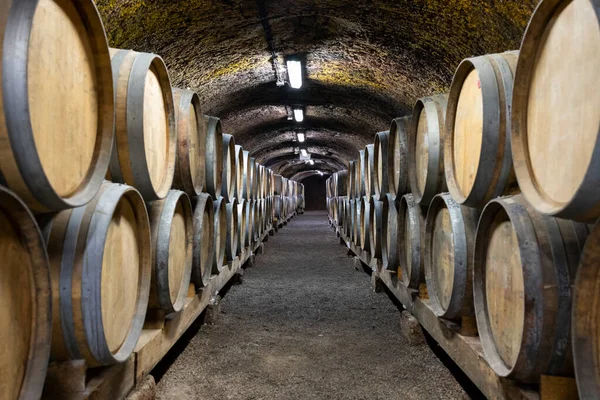 Varilleri olan şarap mahzenleri, geleneksel şarap adı Bikaver, eğer, Macaristan