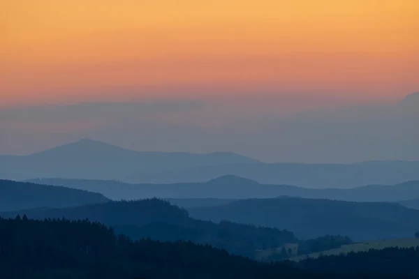 Τοπίο Γιγάντια Βουνά Στο Φόντο Κατά Ηλιοβασίλεμα Τσεχική Δημοκρατία — Φωτογραφία Αρχείου