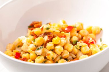 Kırmızı biberli bezelye salatası.