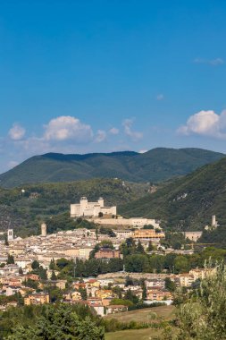 Umbria, İtalya 'da su kemerli Spoleto kalesi