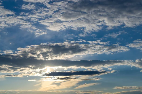 夕日の前に雲と美しい空 — ストック写真