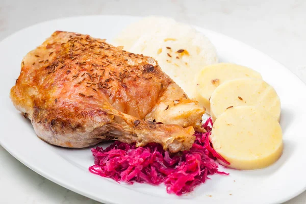 Gänsekeule Mit Rotkohl Und Knödel — Stockfoto