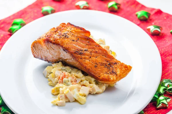 传统的捷克圣诞土豆沙拉加鲑鱼 — 图库照片