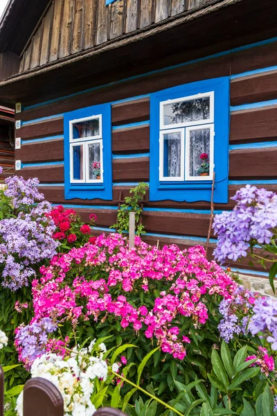 村に古い木造家屋Ostruna Spiska Magura Region スロバキア — ストック写真