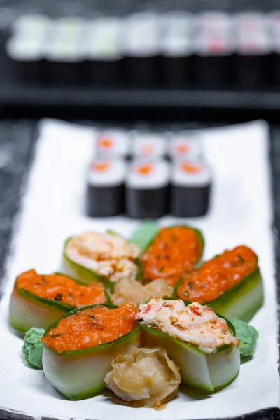 Zestaw Bułek Sushi Owocami Morza Czarnym Kamiennym Tle — Zdjęcie stockowe