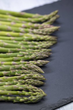 Hayat taze yeşil kuşkonmazla dolu