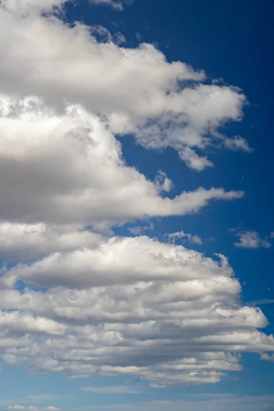 Cielo Blu Con Nuvole Come Sfondo — Foto Stock