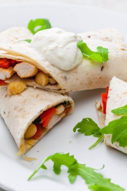 Tavuk eti, kırmızı biber ve fasulye dolu tortilla.