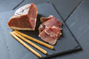 İtalyan jambonu ve Grissini.