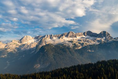 2541 metre Julian Alpleri 'nde bulunan Monte Ursiç Dağı etrafındaki İtalyan ve Sloven sınırındaki Dolomitler