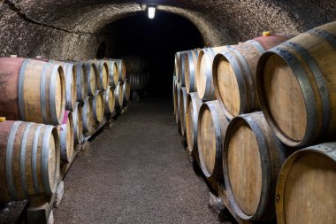 Varilleri olan şarap mahzenleri, geleneksel şarap adı Bikaver, eğer, Macaristan