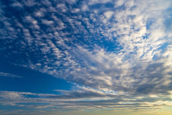 夕日の前に雲と美しい空 — ストック写真