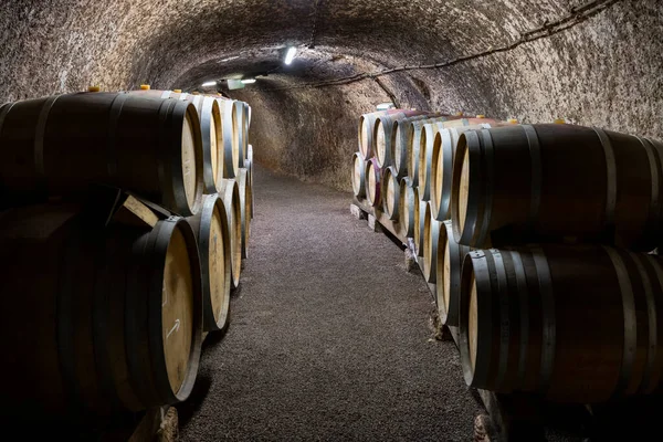 Wijnkelders Met Vaten Traditionele Wijn Genaamd Bikaver Bij Eger Hongarije — Stockfoto