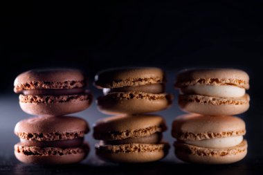 Çikolata, kahve, vanilya, limon ve çilekli badem kurabiyesi.