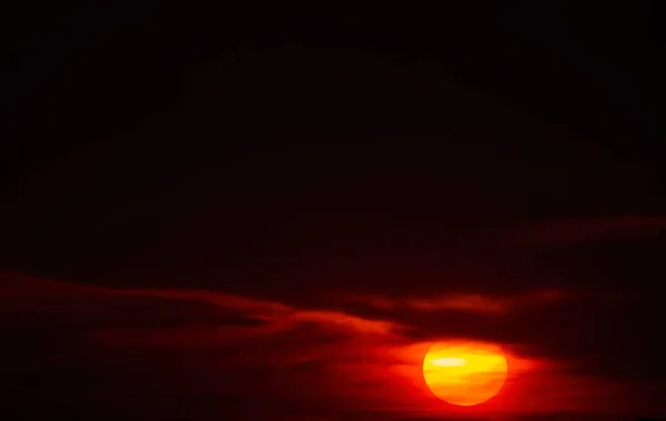 夕日の前に雲と美しい空 — ストック写真