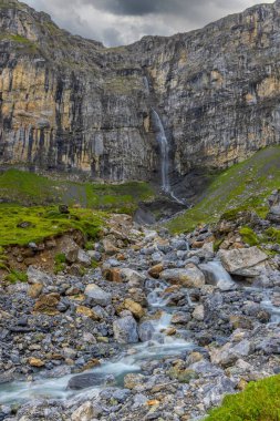 Şelaleli tipik dağlık arazi, Klausenstrasse yakınlarındaki İsviçre Alpleri, the Canton of Uri, İsviçre