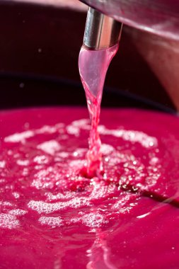 Şarap baskısından kırmızı şarap yapmak