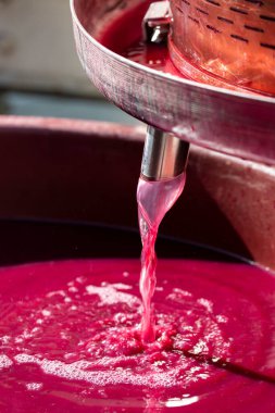 Şarap baskısından kırmızı şarap yapmak