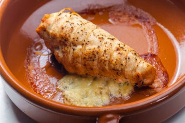 Kümes hayvanları peynirle pişirilmiş.