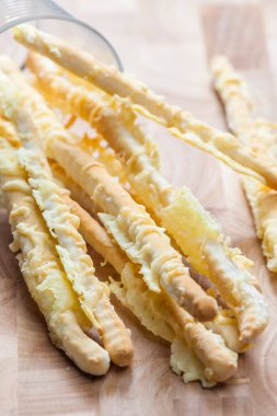 Bardakta ev yapımı peynir çubukları.