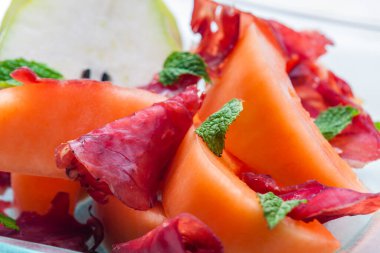 kavun kavunu ve armut, proscutto ve nane yapraklı.