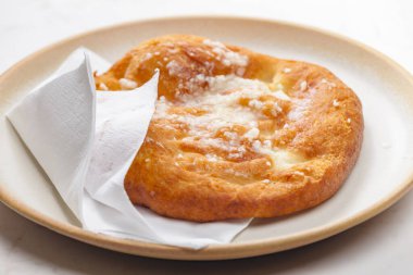 Macar tipik yemeklerine lango denir.