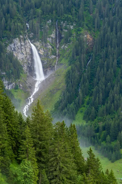 Paisaje Alpino Típico Con Cascadas Niemerstafelbachfall Alpes Suizos Cerca Klausenstrasse — Foto de Stock