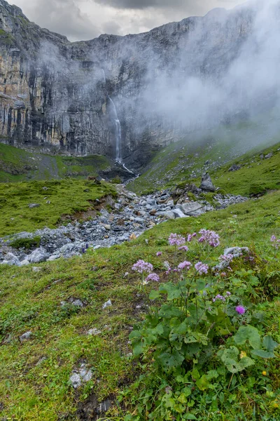 Typowy Alpejski Krajobraz Wodospadami Alpy Szwajcarskie Pobliżu Klausenstrasse Spiringen Kanton — Zdjęcie stockowe