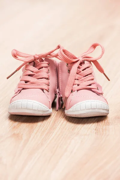床にピンクの赤ん坊の靴のペア — ストック写真