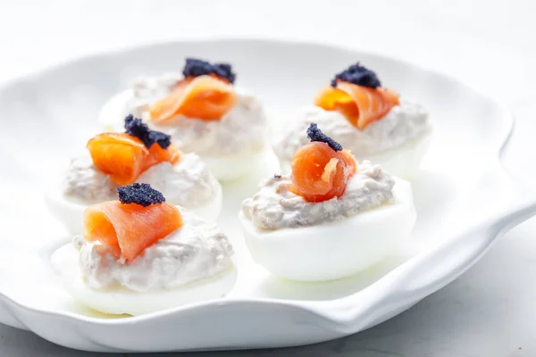 Ovos Cozidos Cheios Atum Espalhados Salmão Fumado Caviar Preto Topo — Fotografia de Stock
