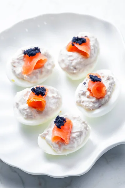 Ovos Cozidos Cheios Atum Espalhados Salmão Fumado Caviar Preto Topo — Fotografia de Stock