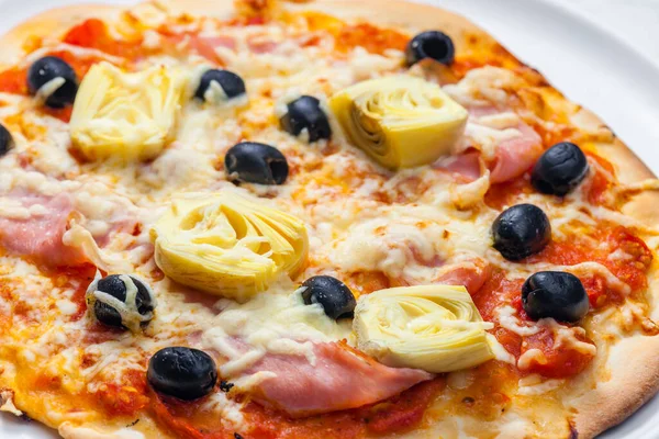 Pizza Mit Schinken Schwarzen Oliven Und Artischocken — Stockfoto