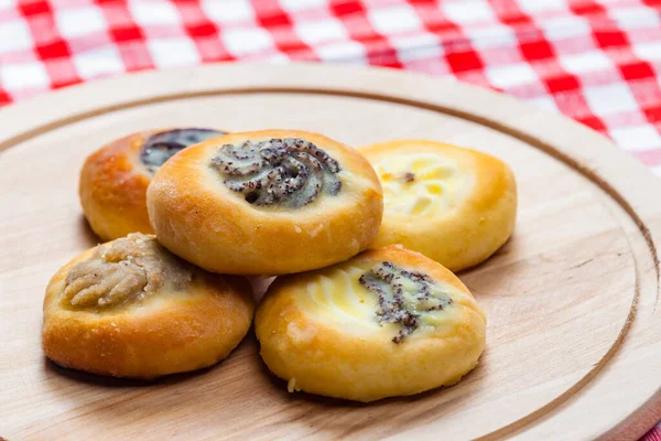 Kuchen Gefüllt Mit Mohn Quark Und Nüssen — Stockfoto