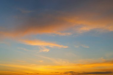 Gün batımından önce bulutlu güzel gökyüzü