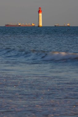 Ile de Re yakınlarındaki Phare de Chauvea gemileriyle La Rochelle, Pays de la Loire, Fransa