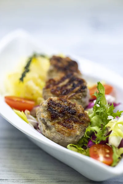 Gehakte Kalfssteaks Met Aardappelpuree Salade — Stockfoto