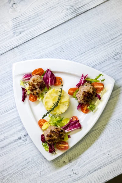 Minced Veal Steaks Mashed Potatoes Salad — Stock Photo, Image