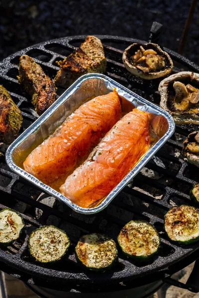 肉と鮭とズッキーニを炭火で焼き — ストック写真